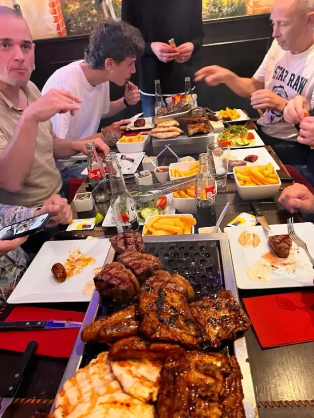 Groep rond de parrilla bij Amigo Grill