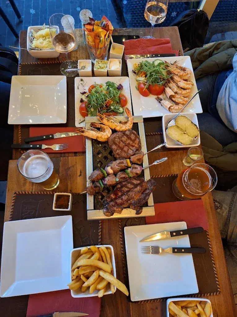 Parrillada van bovenaf op de tafelgrill bij Amigo Grill