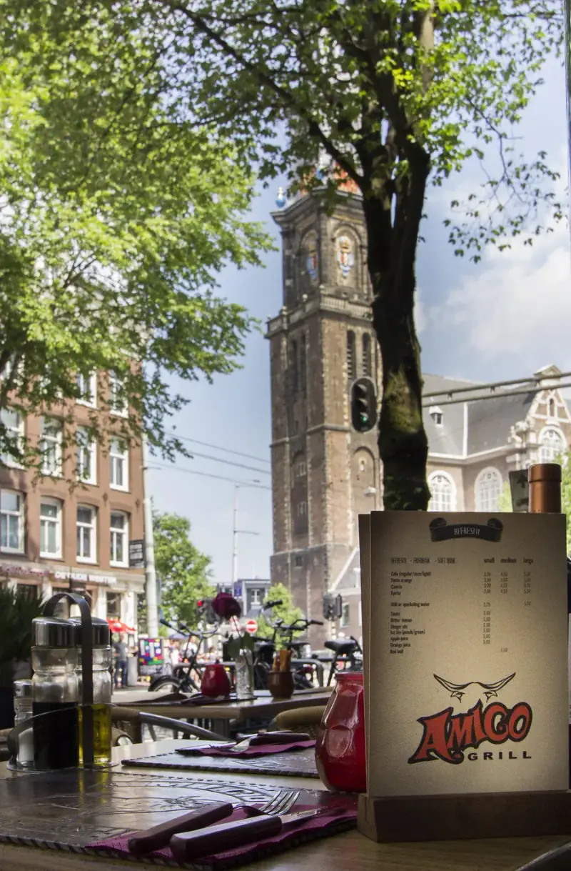 Zicht op de Westerkerk vanaf het terras van Amigo Grill aan de Prinsengracht